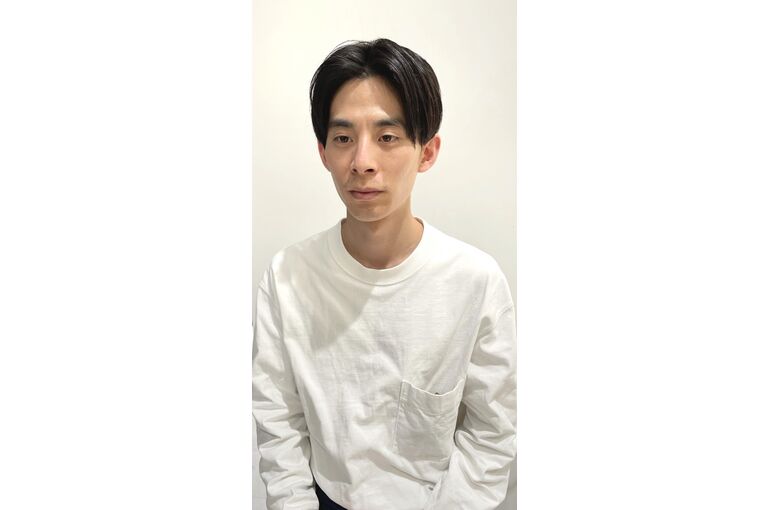センターパートヘア　20代男性