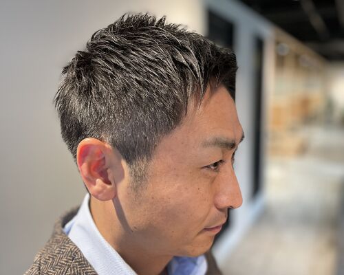 30代ヘアスタイル　メンズ髪型　強めパーマ