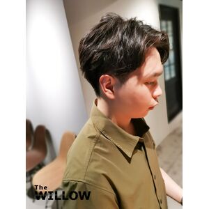20代ヘアスタイル　センターパート　学生髪型