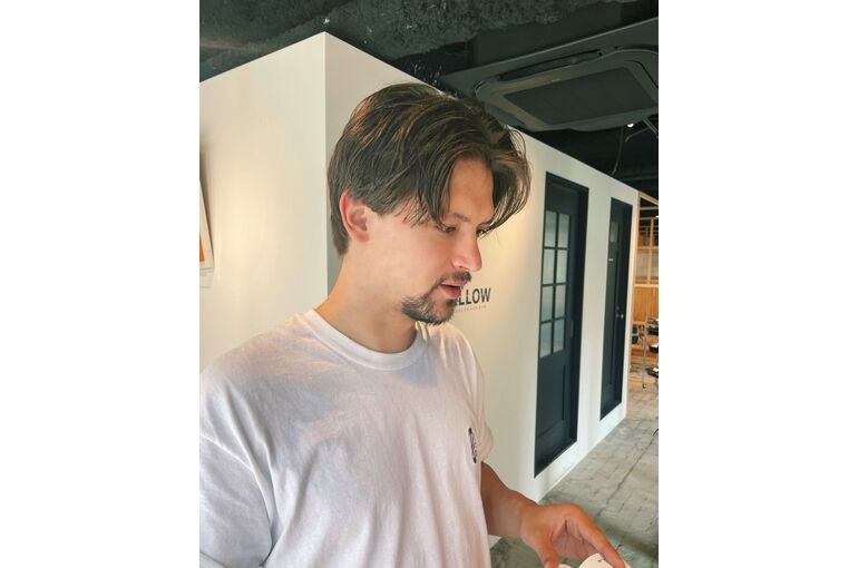センターパート　ショート　20代ヘアスタイル