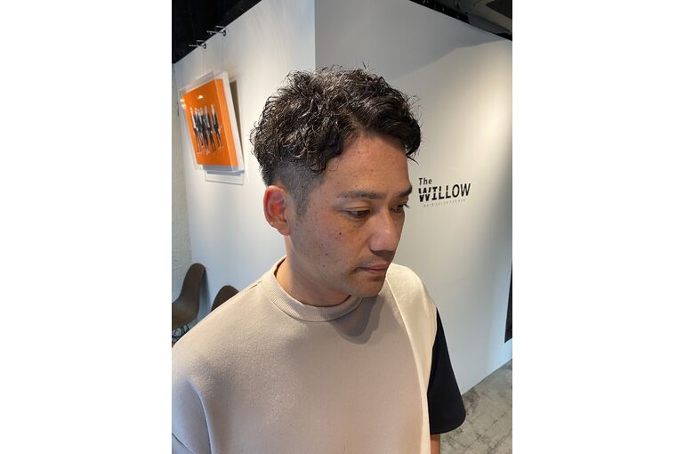 30代ヘアスタイル　メンズ髪型　強めパーマ