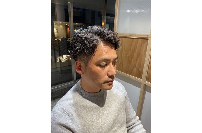 30代ヘアスタイル　メンズ髪型　強めパーマ