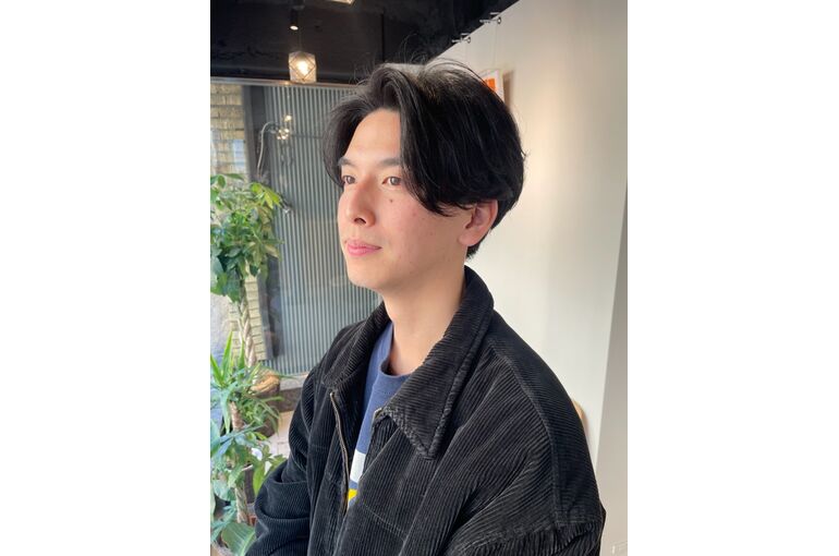センターパート　ショート　20代ヘアスタイル