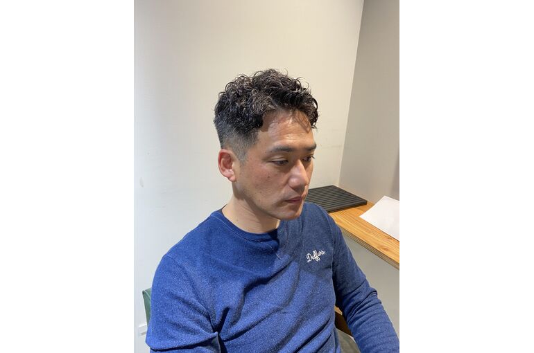 30代ヘアスタイル　メンズ髪型　強めパーマ