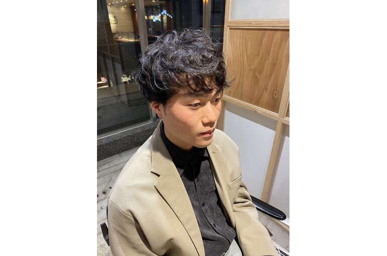 ２０代男性　ツーブロ　癖毛